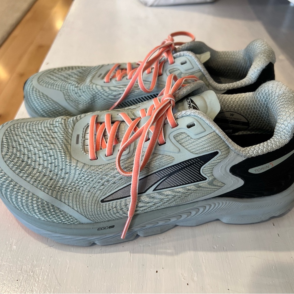 Altra Torin 5 running shoes light blue with coral laces